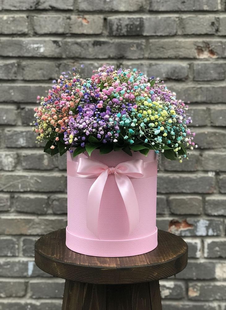 Цветочная композиция из Гипсофила и Розы в шляпной коробке в Вёшенской