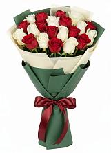 Букет Микс из красных и белых роз в Вёшенской
