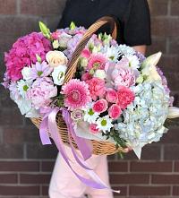 Композиция солнечный день в Вёшенской Цветочная композиция из Розы, Хризантемы, Пионы и Лизиантусы в корзине в Вёшенской
