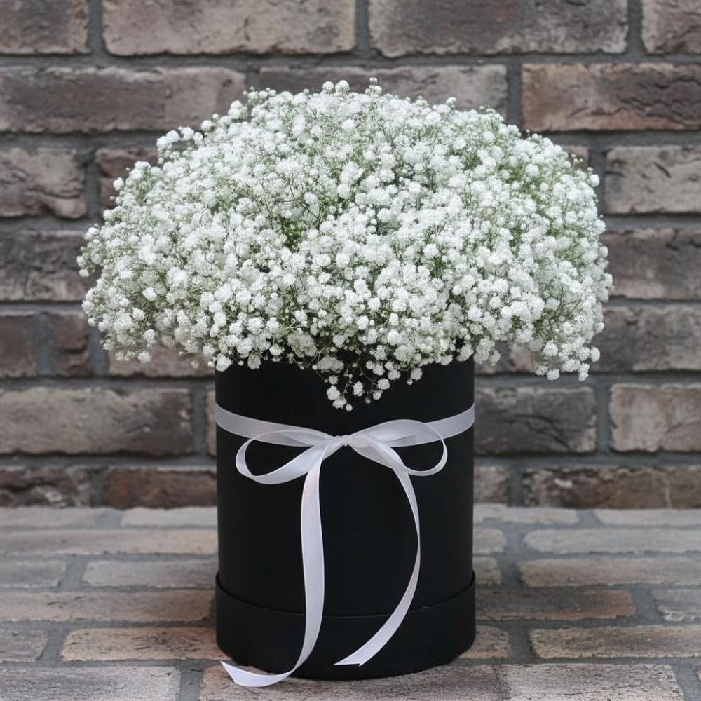 Цветочная композиция из Гипсофила в шляпной коробке в Вёшенской