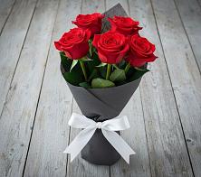 Букет 5 Красных роз Эдлесс Лав в Вёшенской