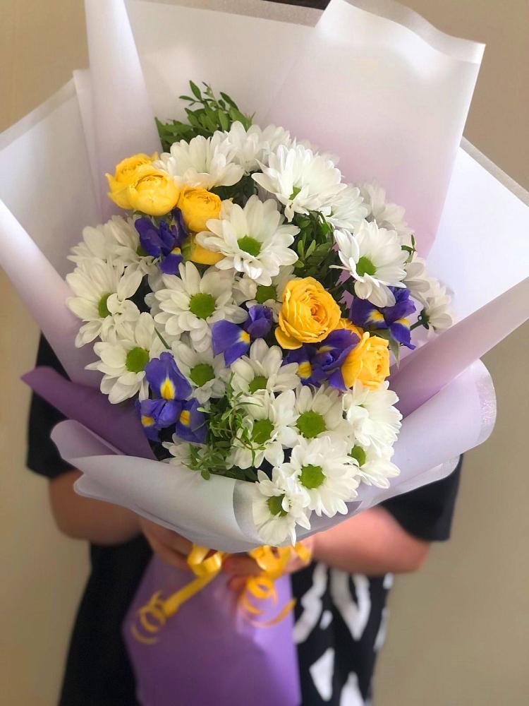 Букет цветов из: Ирисы, Хризантемы и Розы в Вёшенской