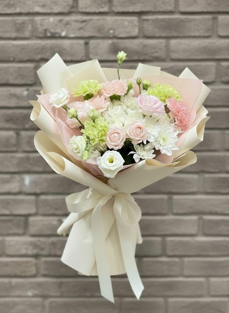 Букет цветов из: Гвоздики, Розы, Лизиантусы и Хризантемы в Вёшенской