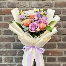 Букет цветов из:  Лизиантусы и Розы в Вёшенской