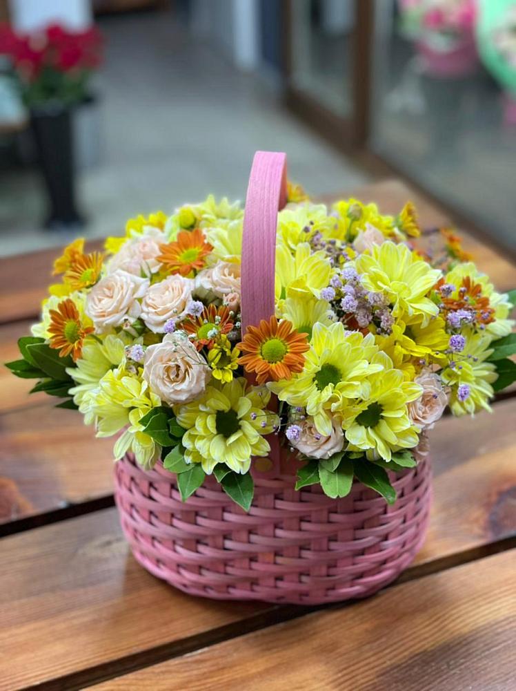 Цветочная композиция из Хризантемы и Розы в корзине в Вёшенской