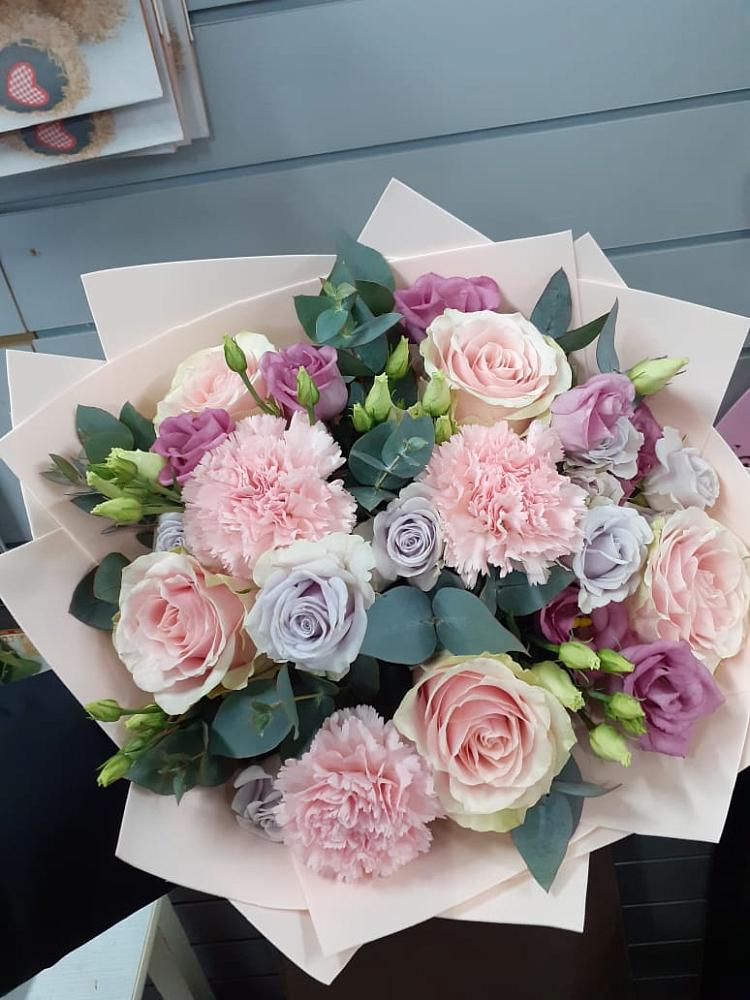 Букет цветов из: Розы, Гвоздики и Лизиантусы в Вёшенской